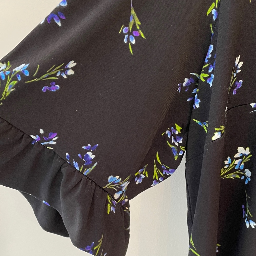 CeCe Black Blue Floral Ruffle Cuff Top Blouse Size 1X - Picture 6 of 9